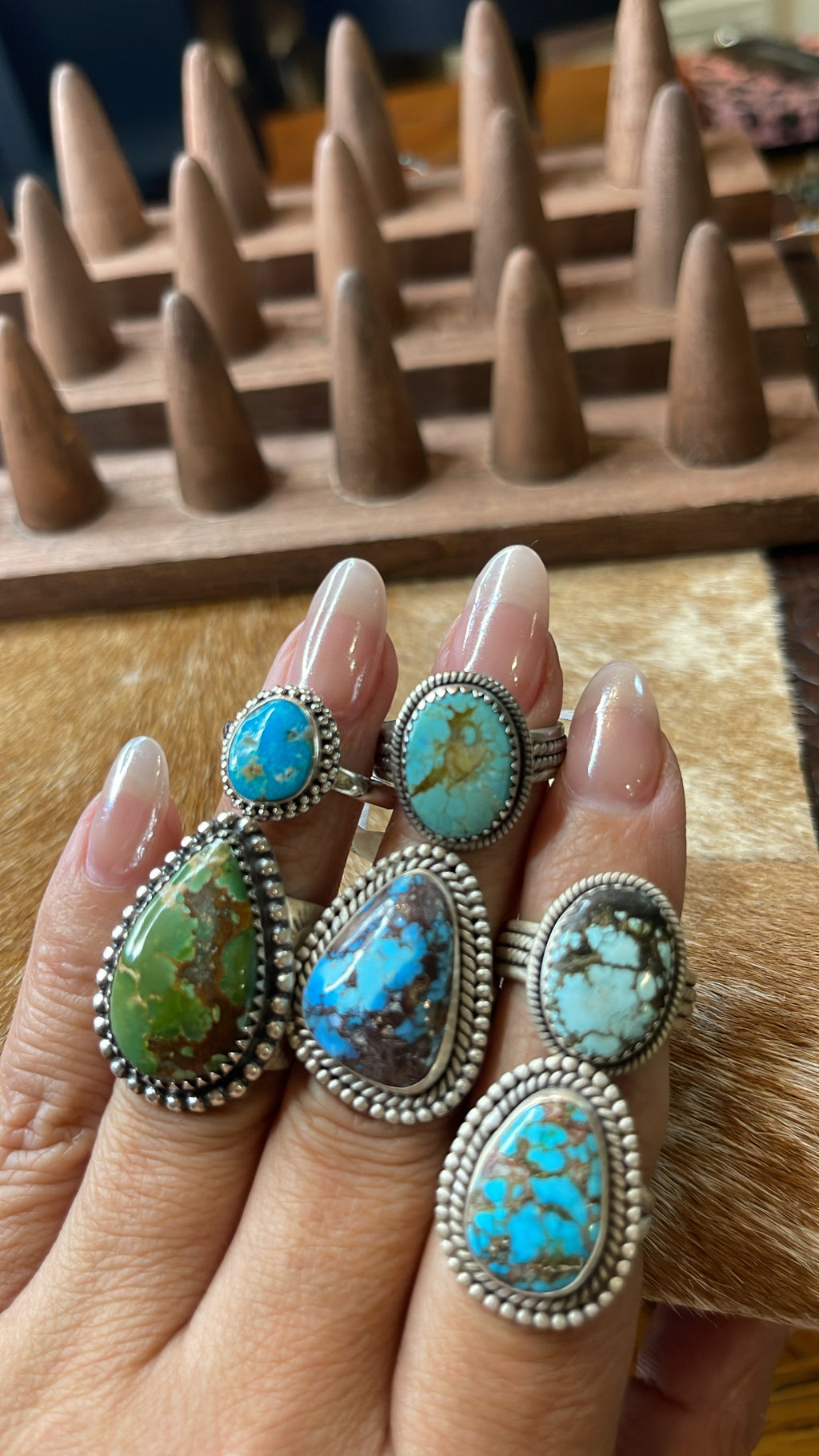 Dainty White Water Turquoise, Size